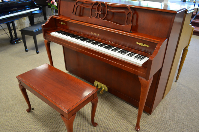 1999 Yamaha Queen Anne console piano - Upright - Console Pianos